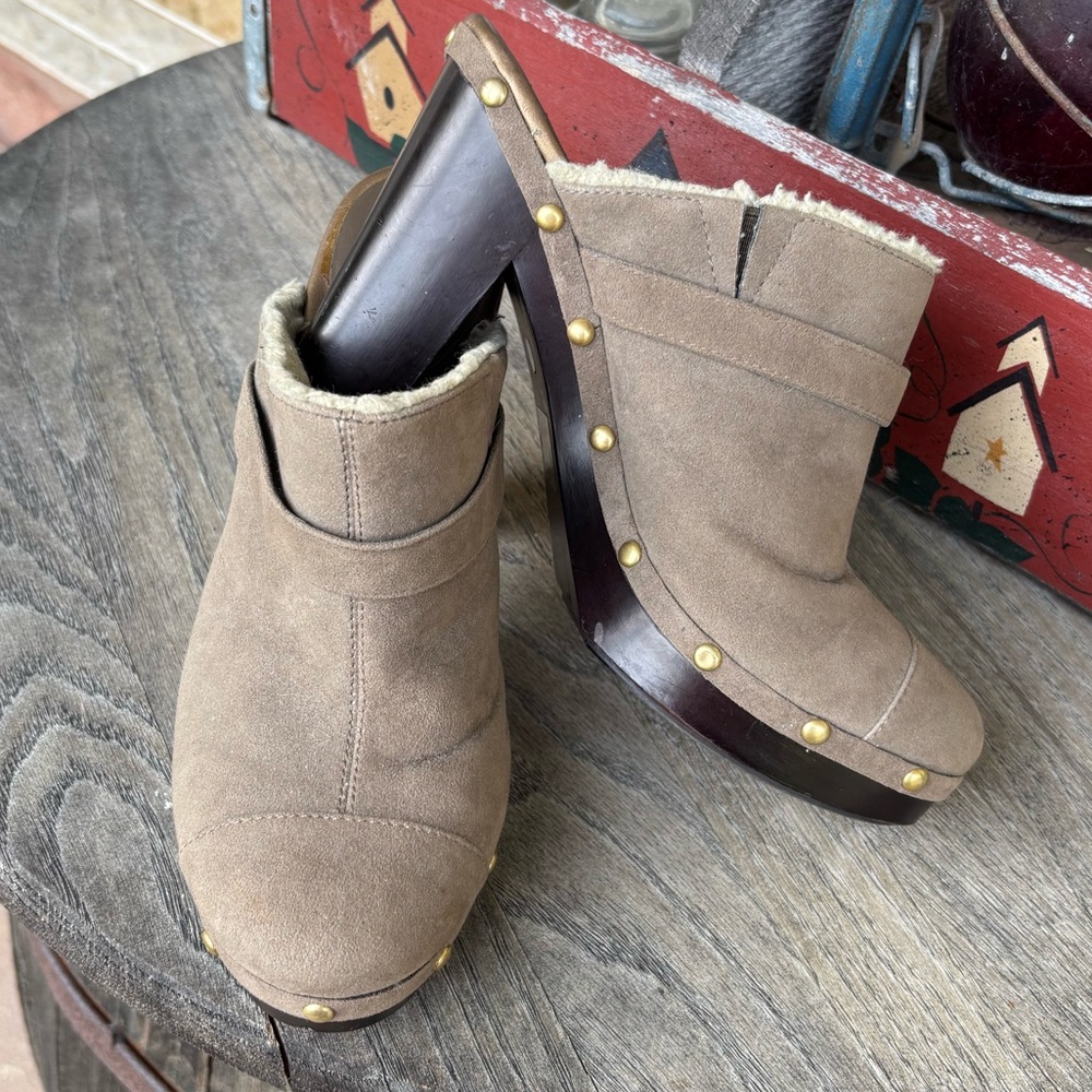 a.n.a.‎ Stylish Tan Faux Suede Clogs